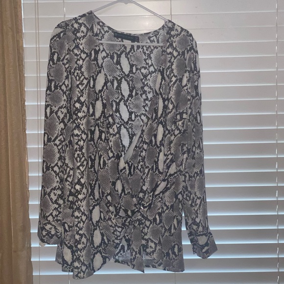 NWT size 1X (14/16W) FASHION TO FIGURE Snakeskin wrap blouse - Picture 3 of 6